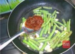 虾酱爆炒乌龟豆的做法图解5