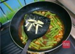虾酱爆炒乌龟豆的做法图解6