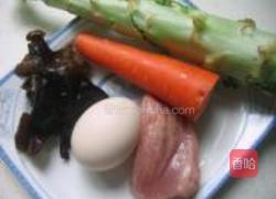 五彩莴笋丝的做法图解1