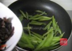 五彩莴笋丝的做法图解7