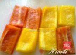 缤纷乳酪培根烤彩椒的做法图解1