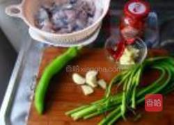 蒜炒泡椒田鸡的做法图解1