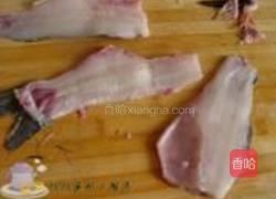 鸡肉烩鱼丝的做法图解1