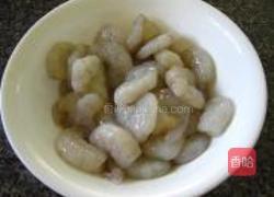 虾仁炒秋葵的做法图解1