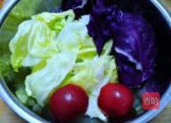 紫甘蓝拌生菜丝的做法图解1