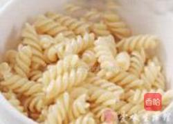 蛋黄培根意面的做法图解2