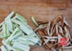 丝瓜炒茶干的做法图解2