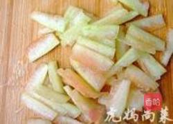 西瓜皮炒鸡蛋的做法图解3