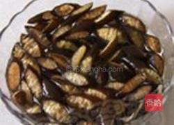 茼蒿拌黄金海茸条的做法图解1