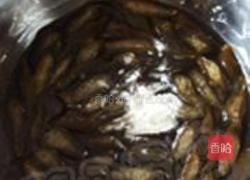 茼蒿拌黄金海茸条的做法图解2