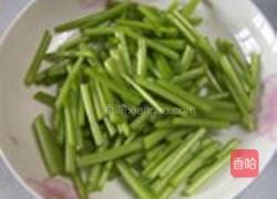 茼蒿拌黄金海茸条的做法图解5