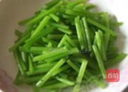 茼蒿拌黄金海茸条的做法图解8