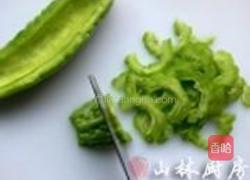 土鸭蛋苦瓜饼的做法图解1