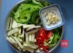 苦瓜炒茄子的做法图解1