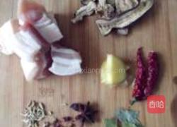 茄干焖肉的做法图解1