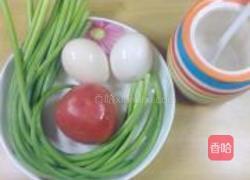 蒜薹番茄蛋的做法图解1