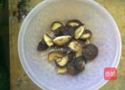 香菇焖五花肉的做法图解1