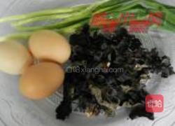 木耳炒土鸡蛋的做法图解1