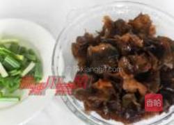 木耳炒土鸡蛋的做法图解2