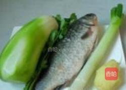 鲫鱼萝卜丝汤的做法图解1
