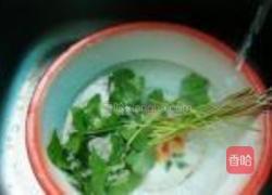 马蹄草煎鸡蛋的做法图解1