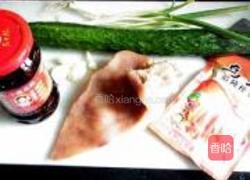 红油猪耳拌黄瓜的做法图解1