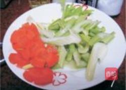 胡萝卜炒西芹的做法图解1