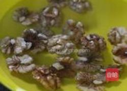 琥珀桃仁的做法图解2