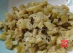 酸笋辣炒毛豆的做法图解1