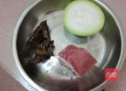 木耳西葫芦瘦肉汤的做法图解1