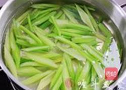 金针菇拌芹菜的做法图解2