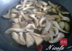 快手鲜蘑丝瓜蛋汤的做法图解3