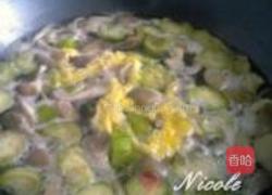 快手鲜蘑丝瓜蛋汤的做法图解5