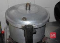 黄豆苦瓜猪骨汤的做法图解7