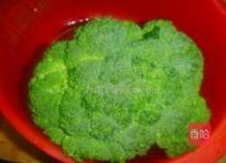 木耳拌西兰花的做法图解1