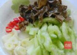 西芹炒虾仁的做法图解3