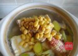 黄豆玉米炖蹄髈的做法图解5
