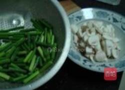 蒜苗炒口蘑的做法图解1