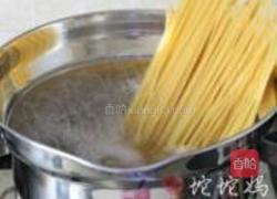 黑椒牛柳炒意面的做法图解1