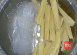 肉丸粉丝腐竹汤的做法图解2