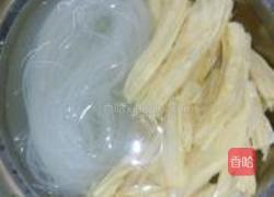 肉丸粉丝腐竹汤的做法图解3