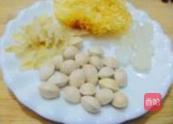 银耳百合白果汤的做法图解1