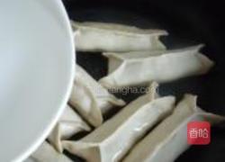 白菜猪肉锅贴的做法图解16