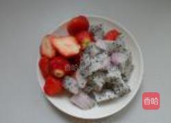 火龙果草莓奶昔的做法图解2