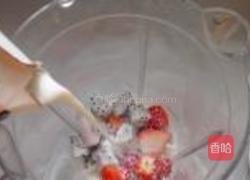 火龙果草莓奶昔的做法图解4