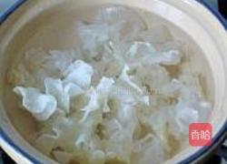 雪耳枸杞煲香梨的做法图解2