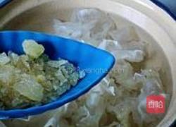 雪耳枸杞煲香梨的做法图解3