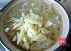 雪耳枸杞煲香梨的做法图解5