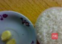 银鱼干蛋羹的做法图解1