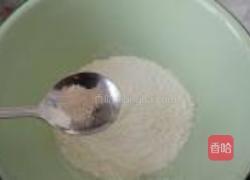 菠萝火腿花边比萨的做法图解2